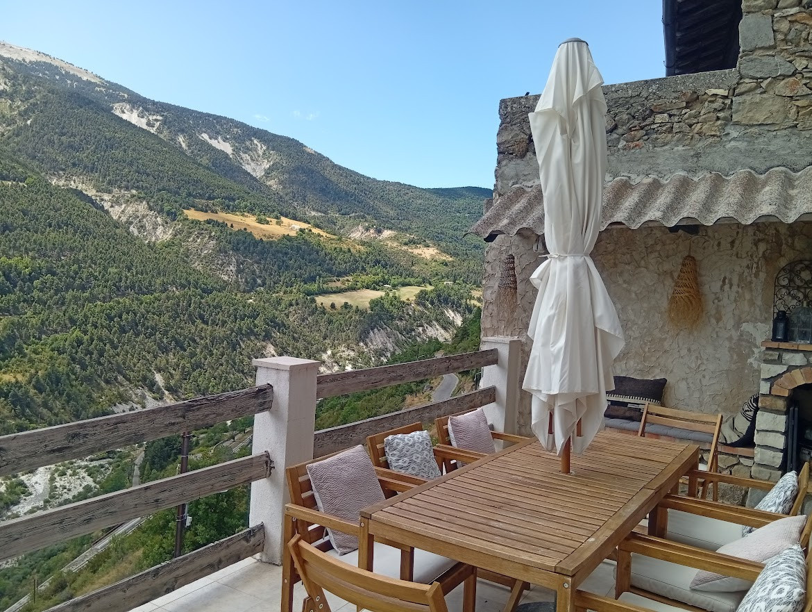 MAISON DE VILLAGE SUR 3 NIVEAUX TERRASSE VUE MONTAGNE 107m2